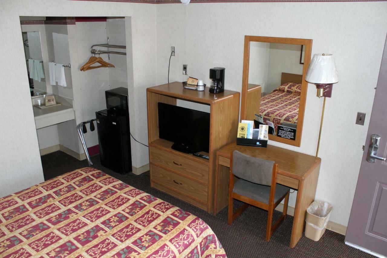Budget Host Inn Bristol Esterno foto