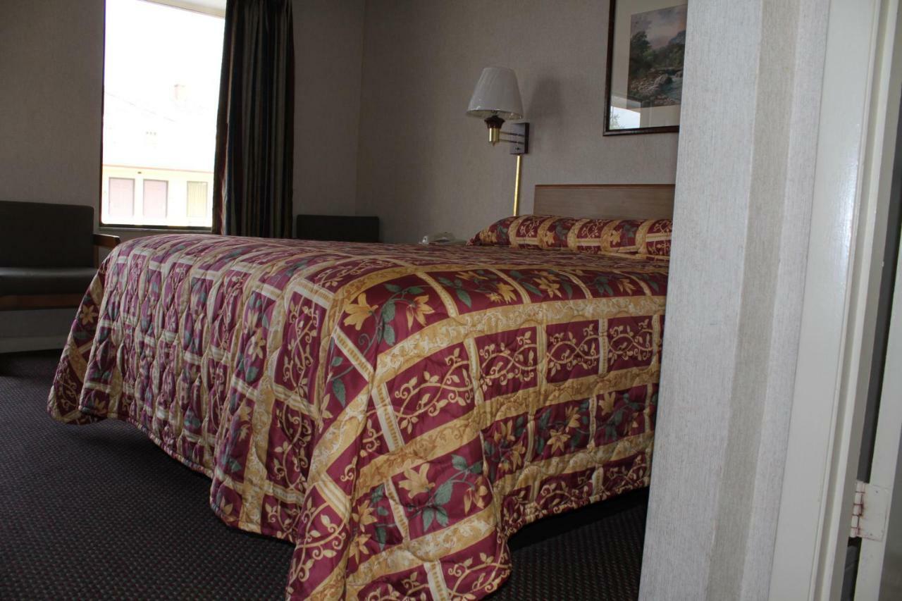 Budget Host Inn Bristol Esterno foto